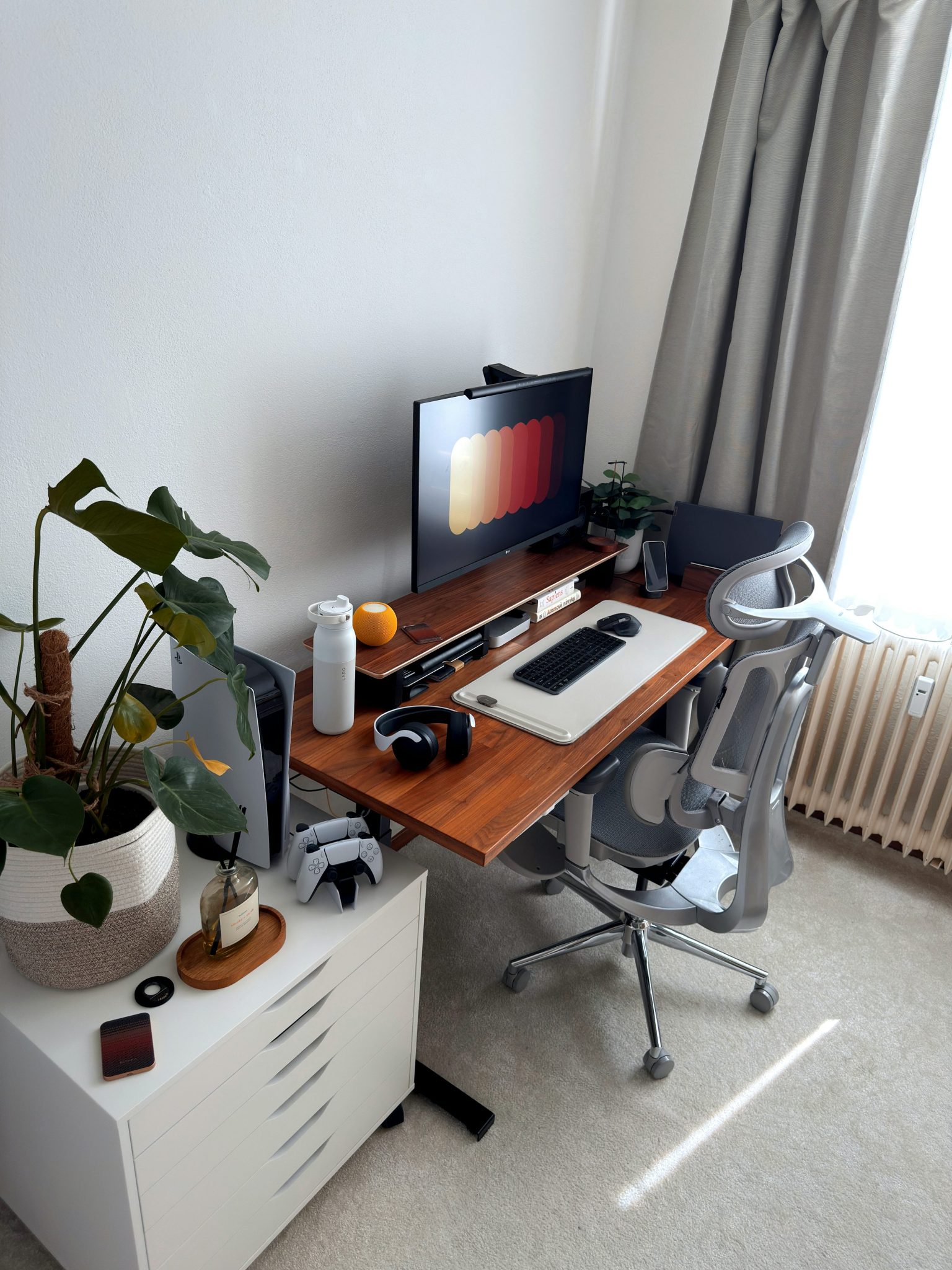 A modern home office desk setup with a computer and chair. photo – Free Interior design Image on Unsplash