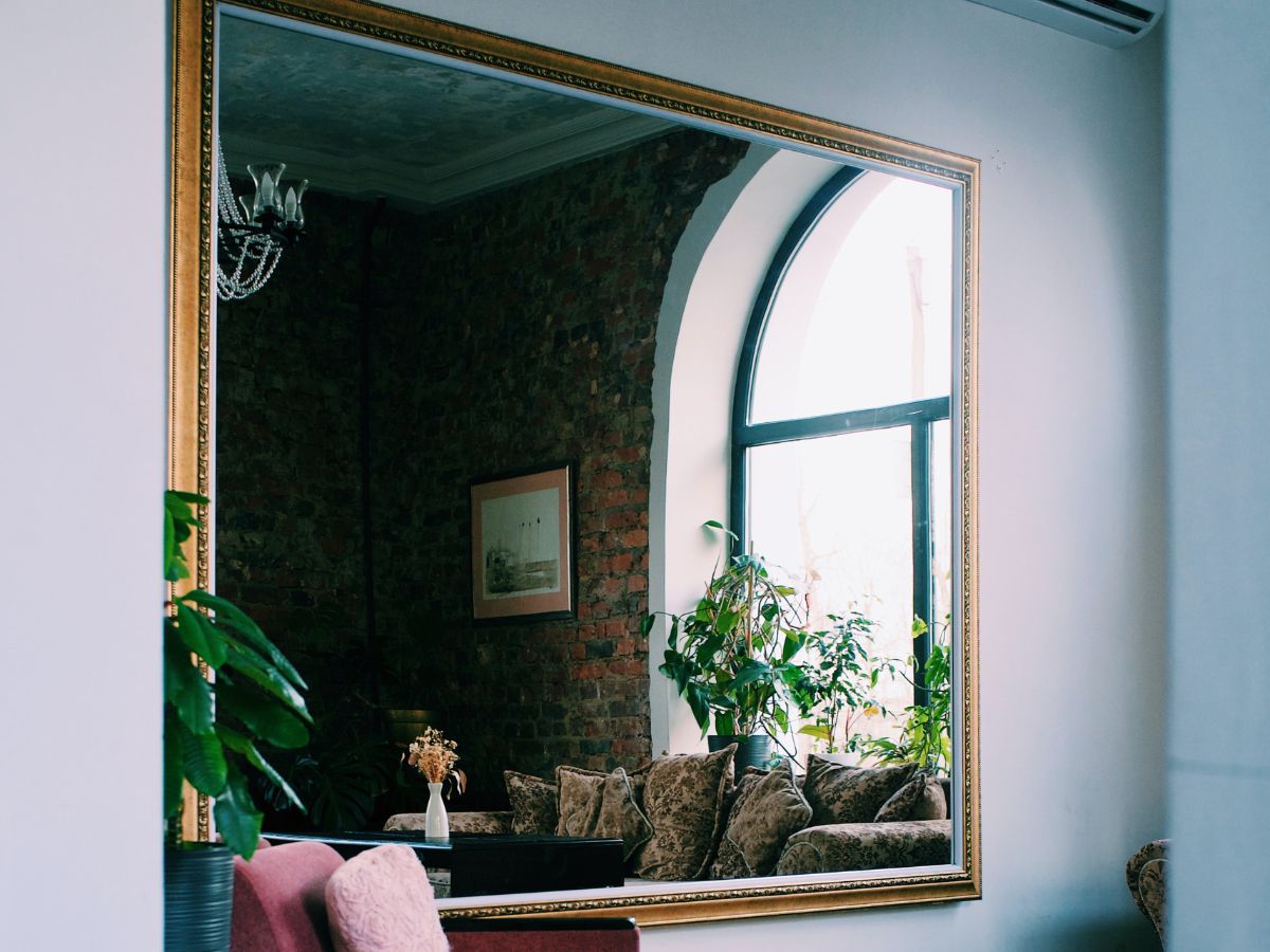 Designing Accent Walls with Mirrors