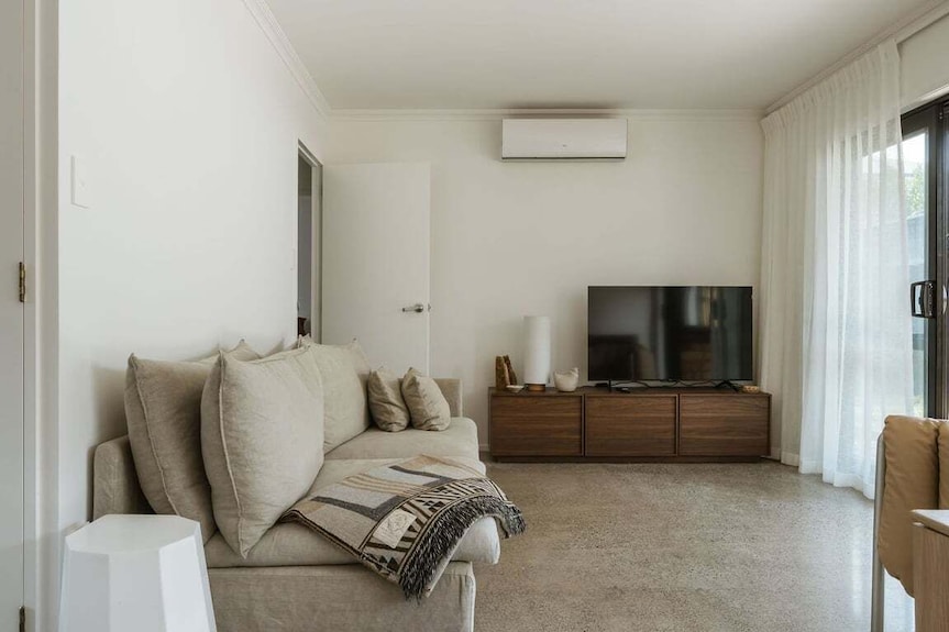 Drift House - Stylish 2-Bedroom Modern Retreat with Polished Concrete Floors, Dark Walnut Accents, Balcony, Backyard BBQ Area and Steps from Iconic Omanu Beach - Tauranga | Bookabach