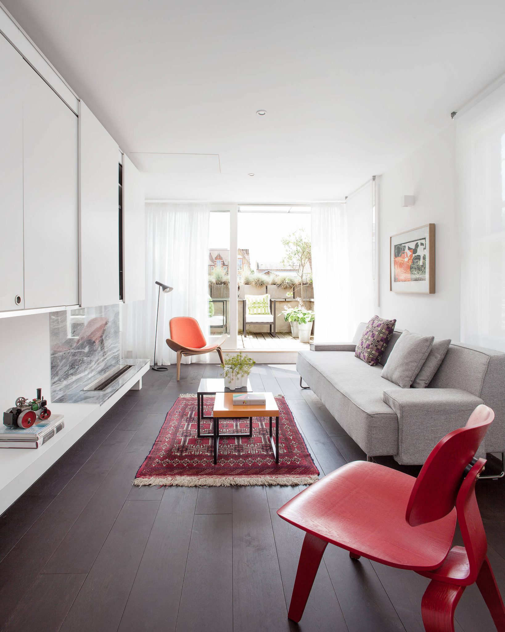 Expert Tips: Ways to Decorate a Long, Narrow Room