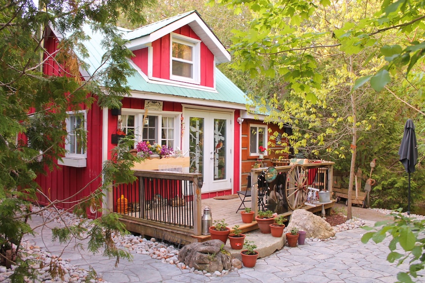 Gorgeous cozy cottage besides a bustling stream, surrounded by gorgeous greenery Reviews, Deals & Photos 2026 - Expedia.com