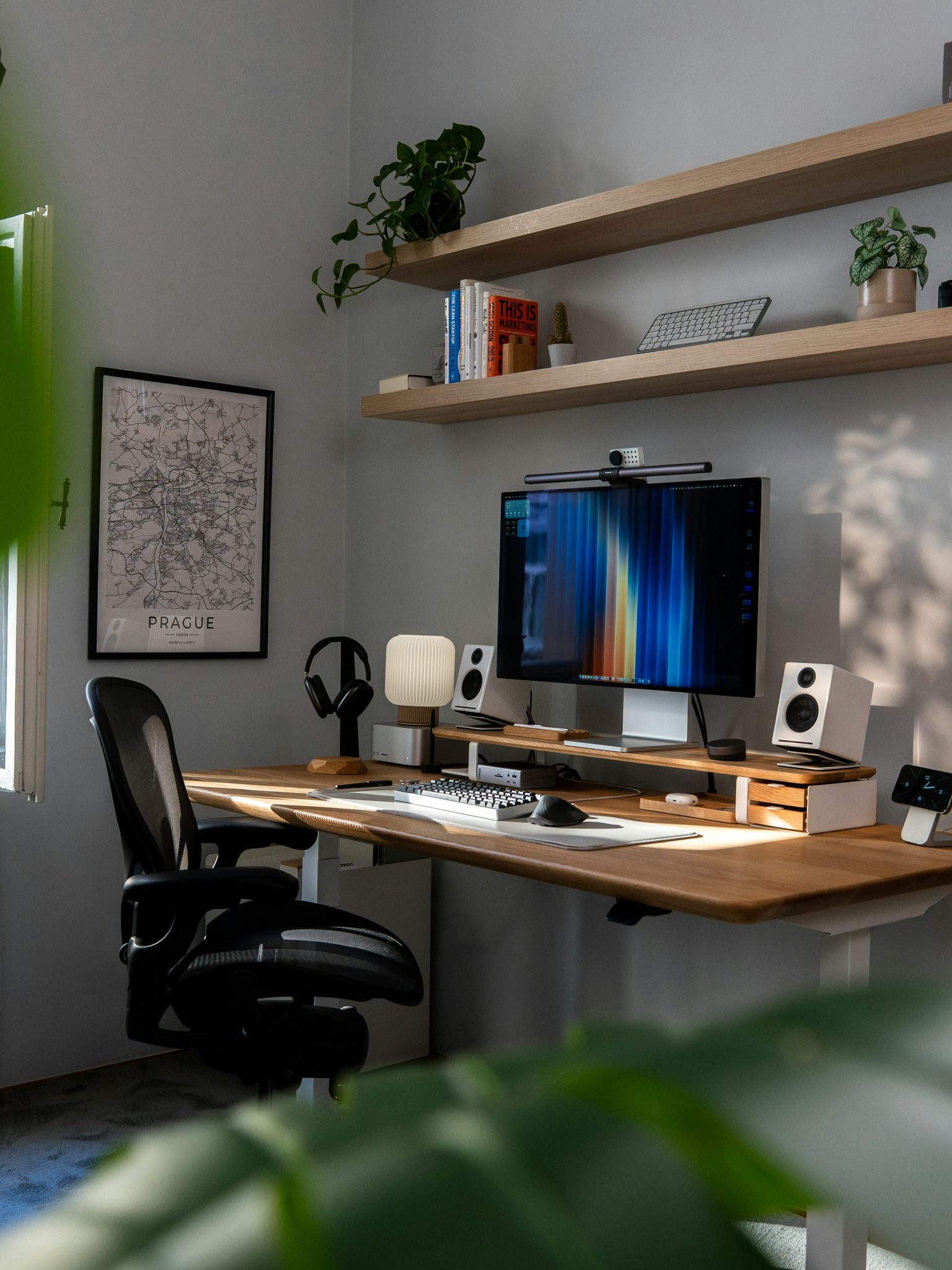 Modern home office desk setup with computer and plants. photo – Free Technology Image on Unsplash