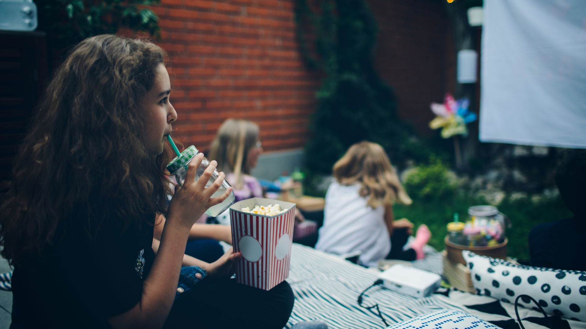 The Ultimate Backyard Movie Night Setup Guide – Aqua Terra Backyard