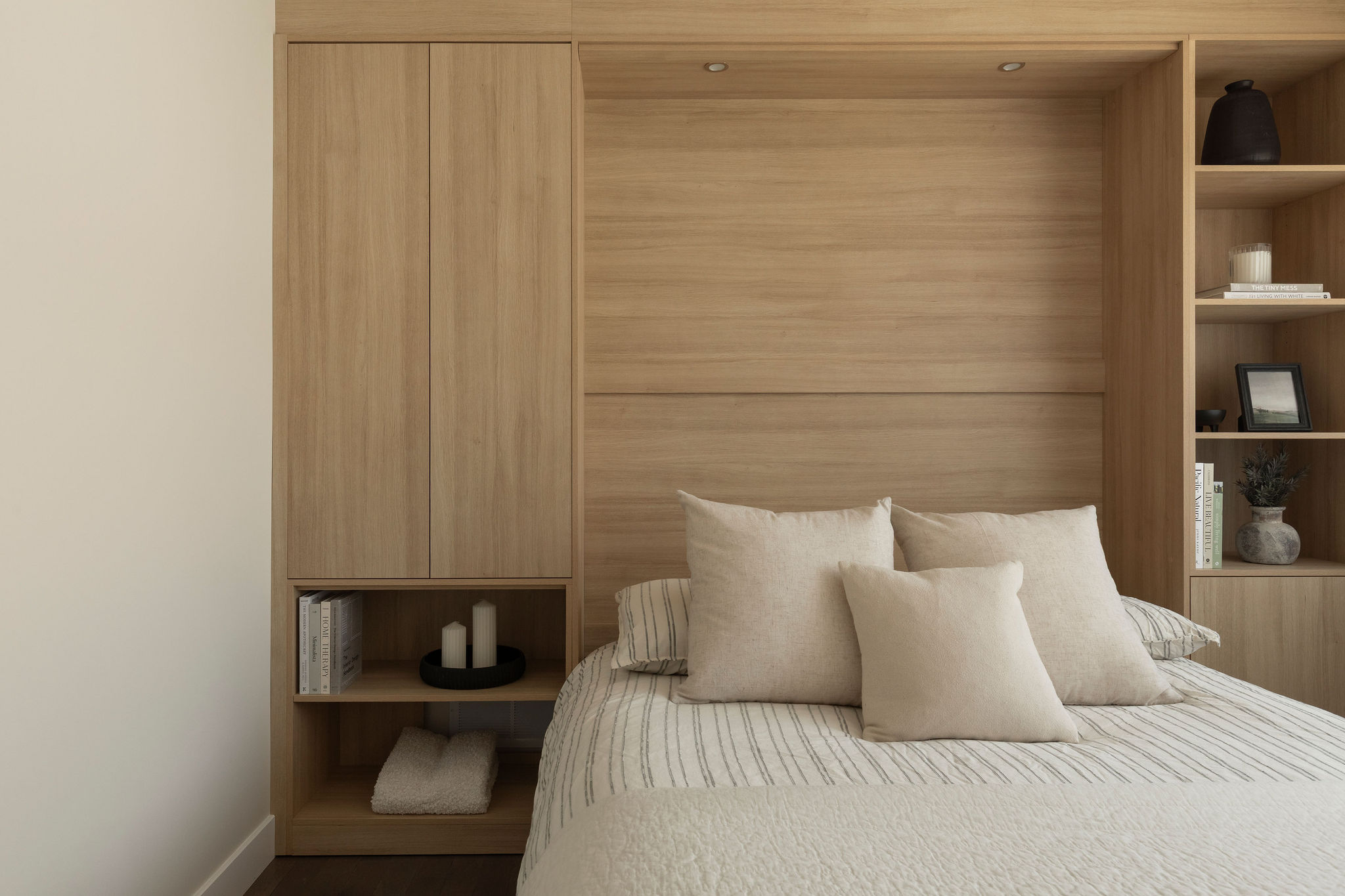 Vertical Murphy bed: Stylish space optimization | Limuro