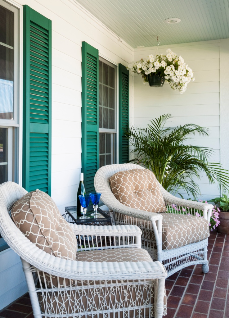 Wonderful Wicker Chairs Create a Happy Porch