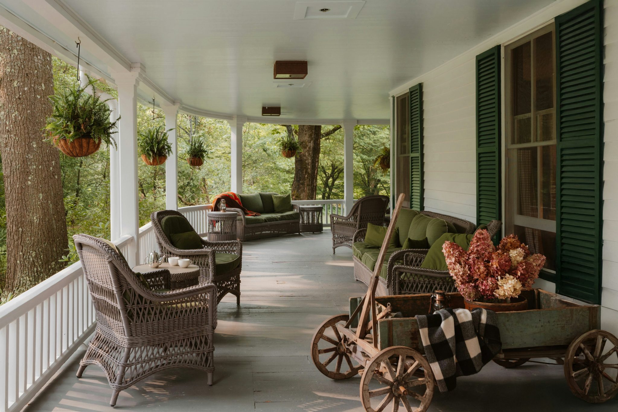 Wraparound Porch (IG: @clay.banks)