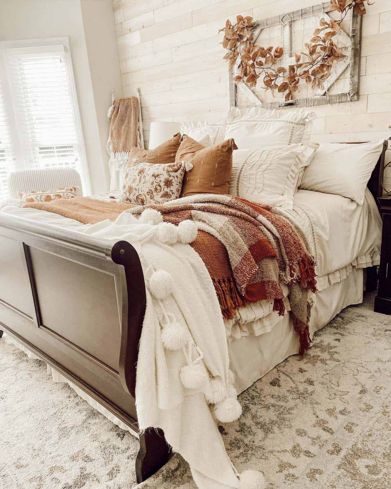 18 Rustic Fall Decorating Ideas For A Warm And Cozy Bed Oasis Story - One Kindesign