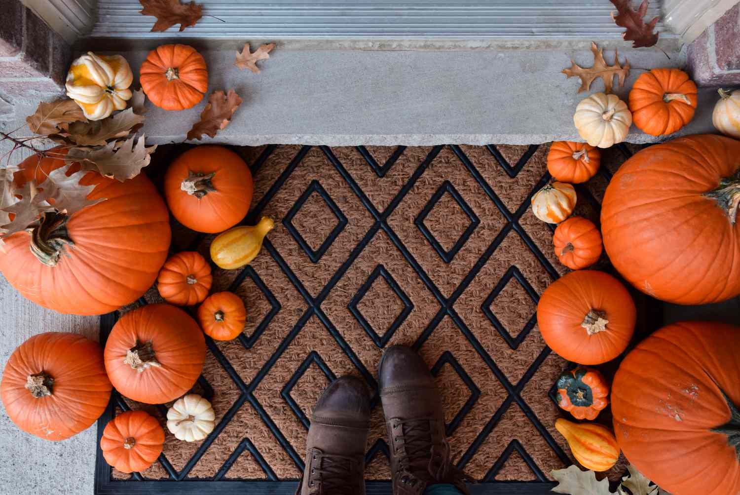 20 Beautiful Fall Porches to Celebrate the Season