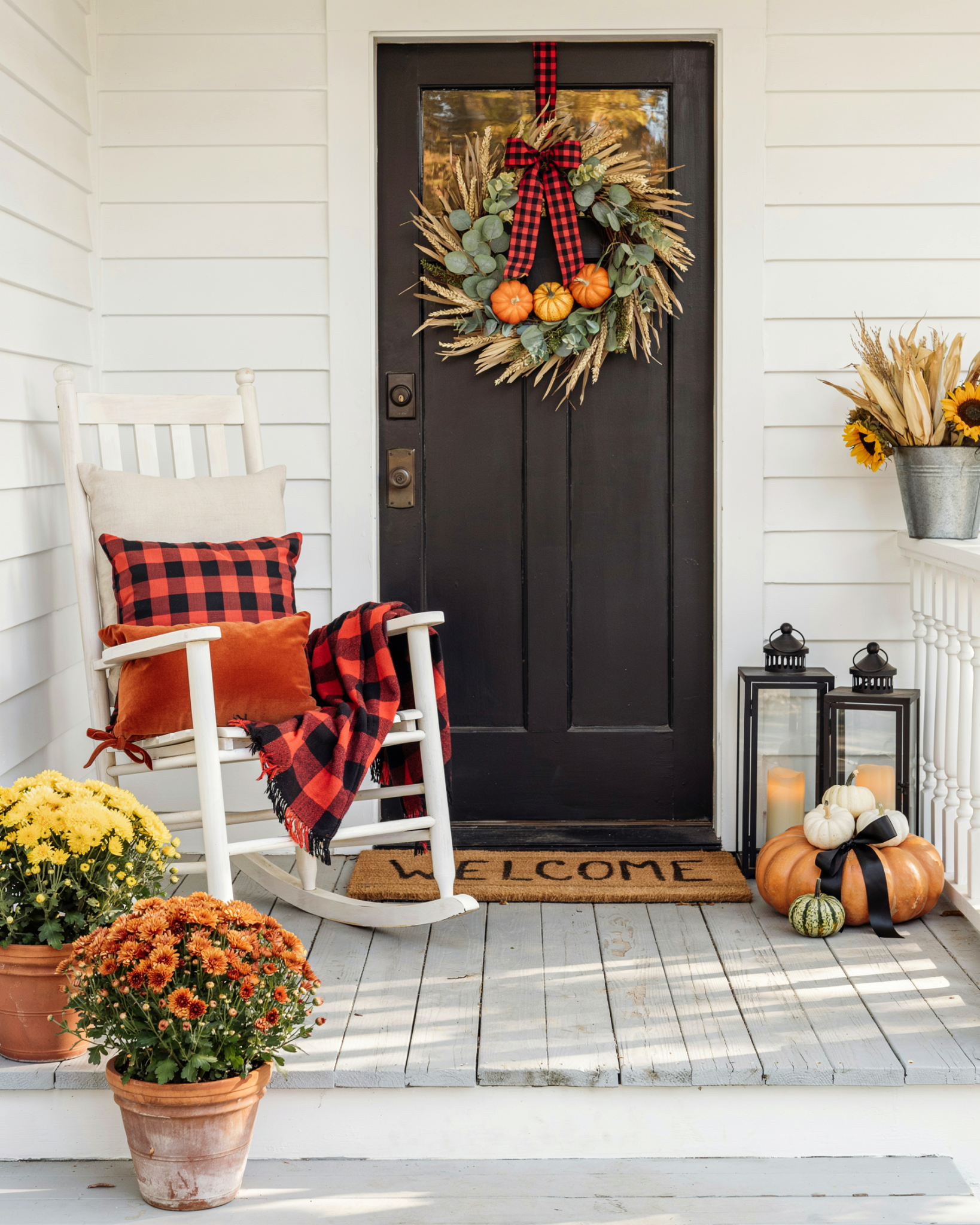 25 Farmhouse Fall Porch Ideas Full of Autumn Charm to Make Your Home Look Cozy and Inviting | DIY Garden