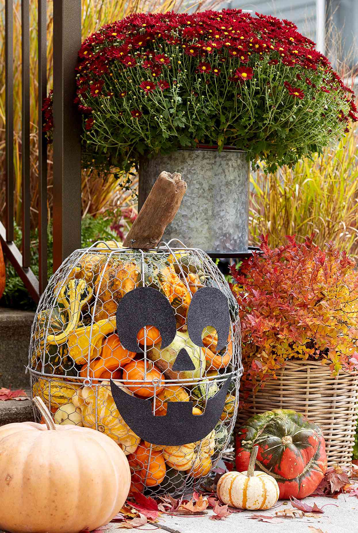 25 Outdoor Fall Decor Ideas That Will Last Through Thanksgiving