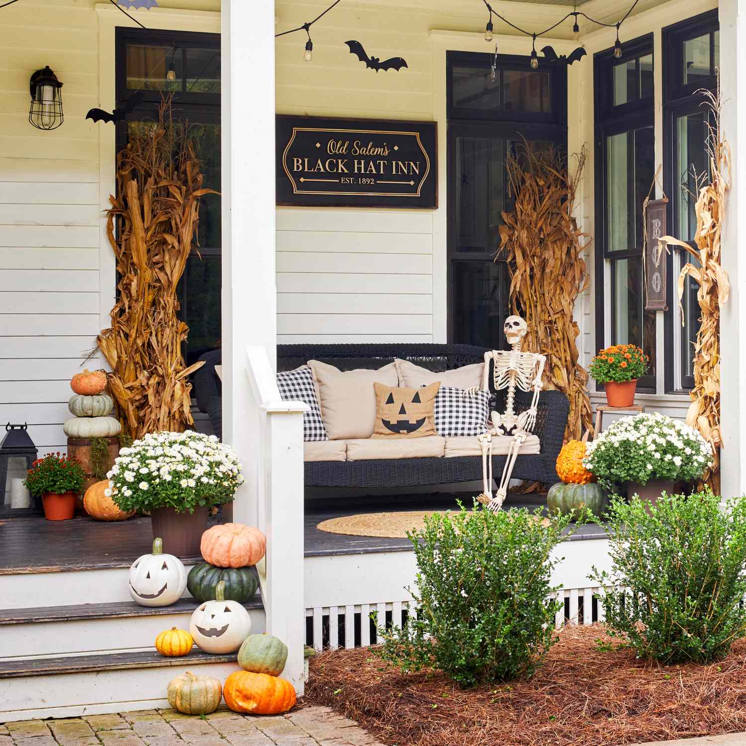 25 Outdoor Skeleton Decor Ideas For a Fun Halloween