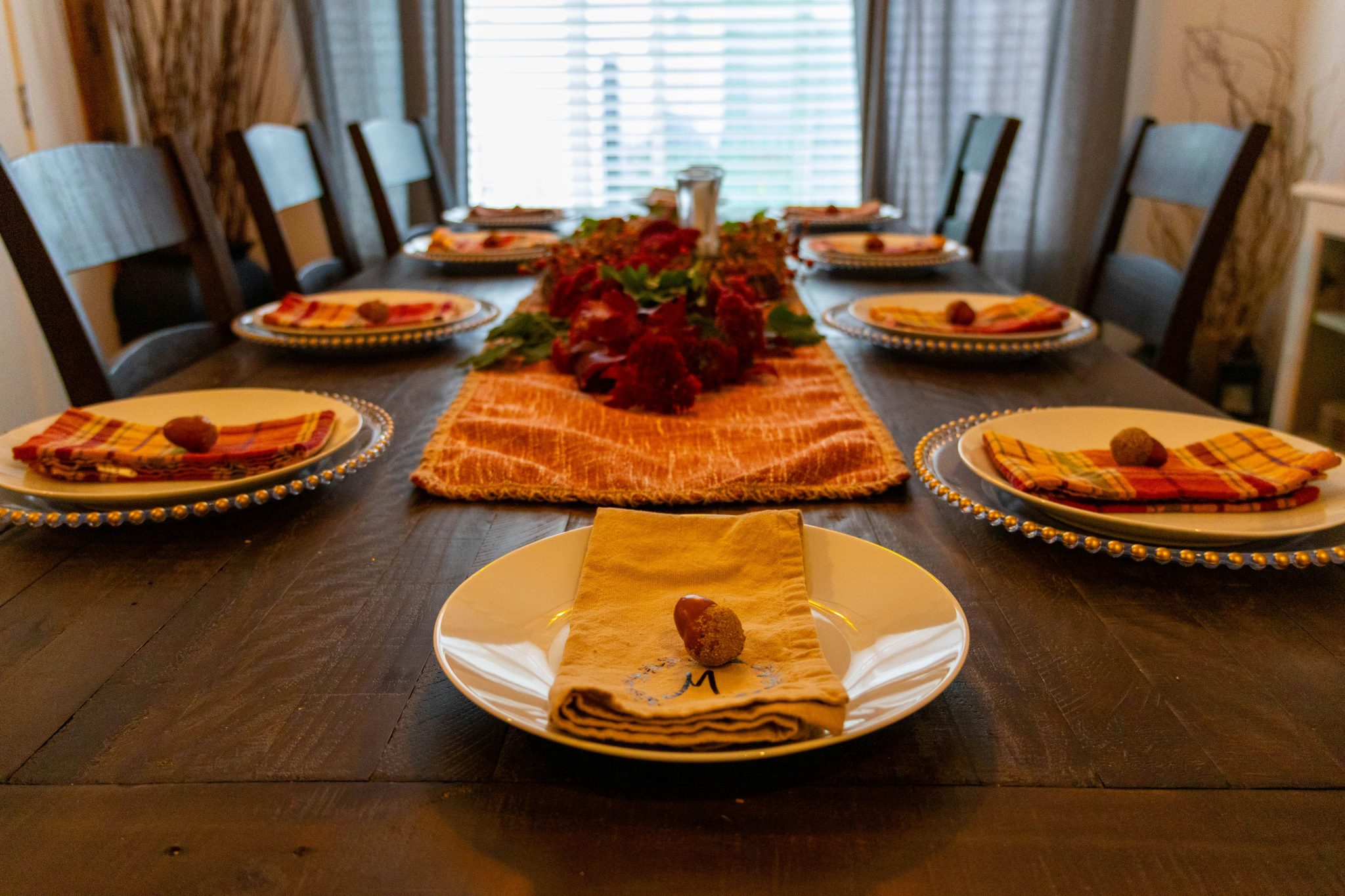 A beautiful rustic Thanksgiving table setting for Thanksgiving dinner.