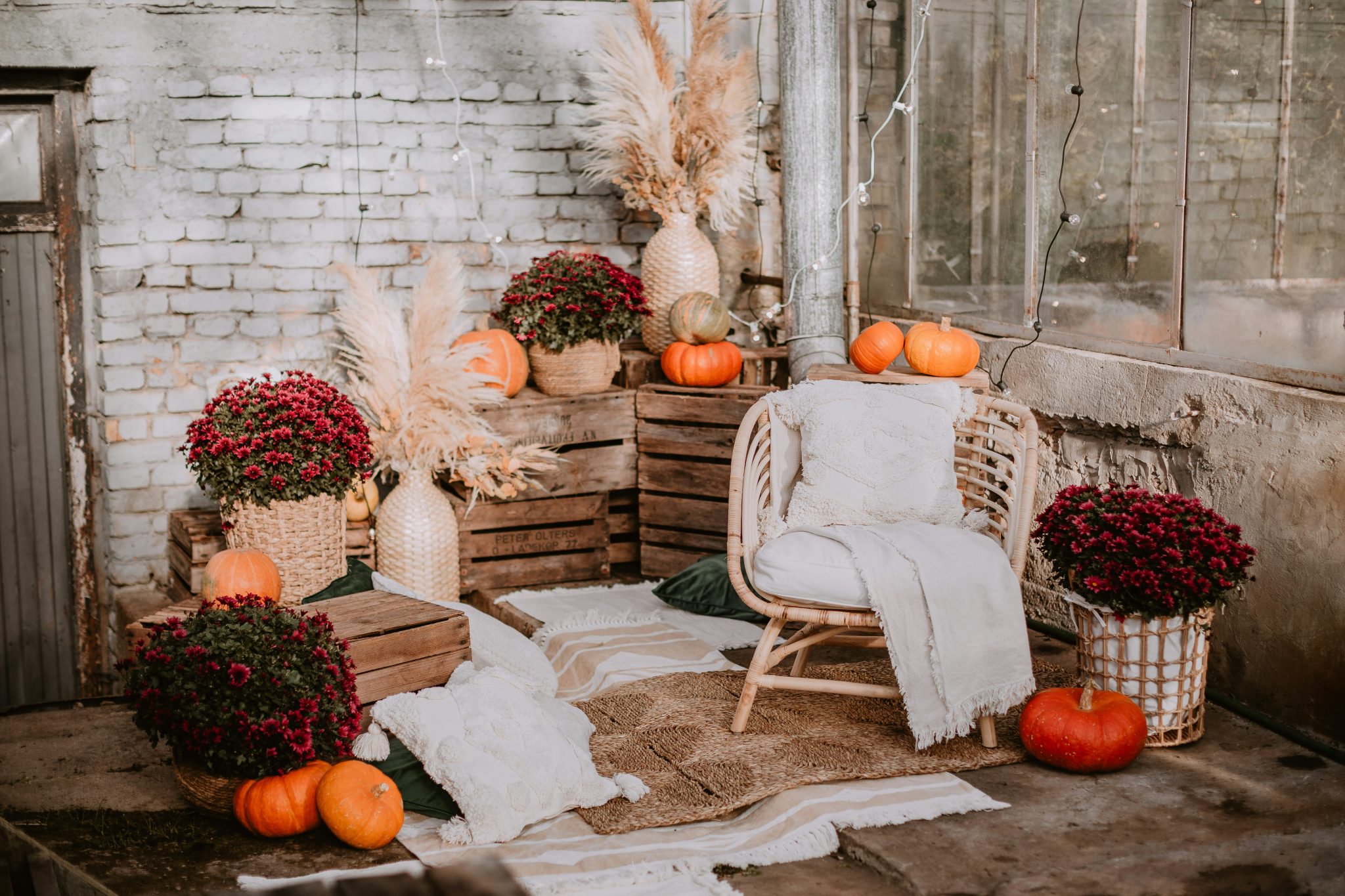a chair and some pumpkins in a room