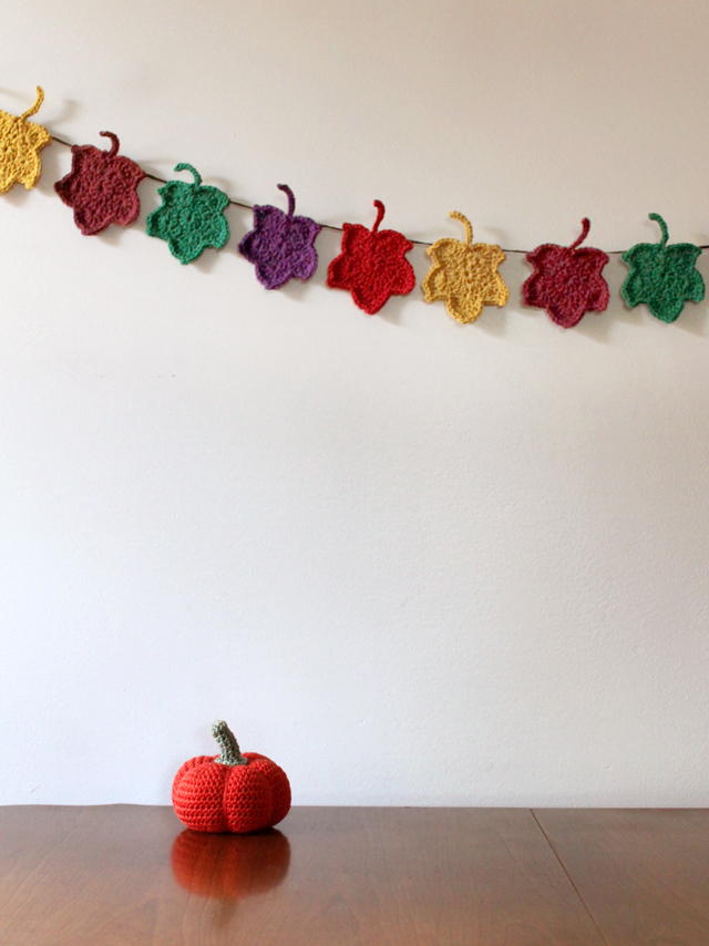 A Crocheted Autumn Decoration : Maple Leaf Garland | Loulou