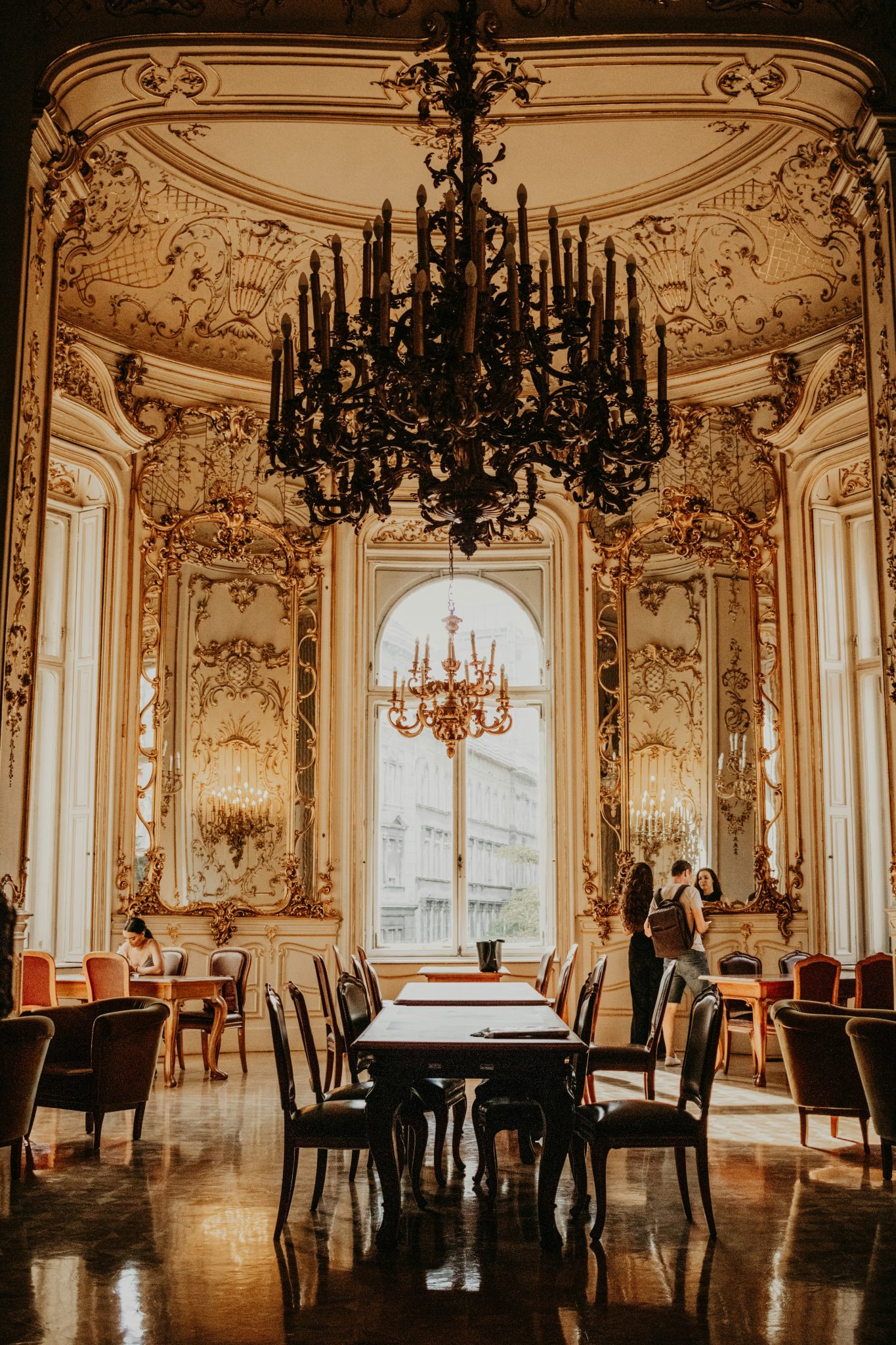 A dining room with a chandelier hanging from the ceiling