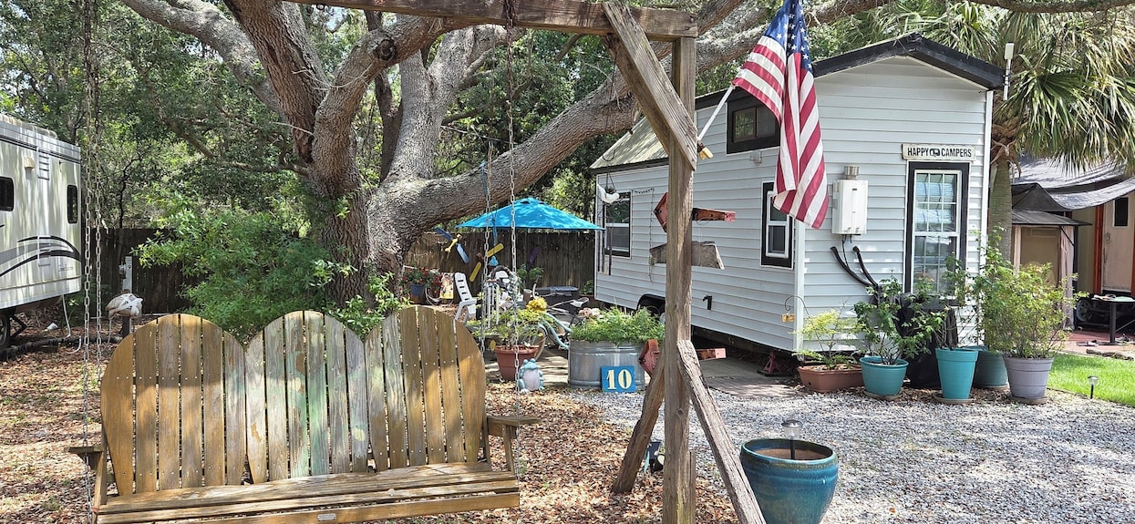 A whimsical Tiny House, shaded by Oaks and near sugar-sand Beaches and Bay! - Gulf Breeze | Stayz