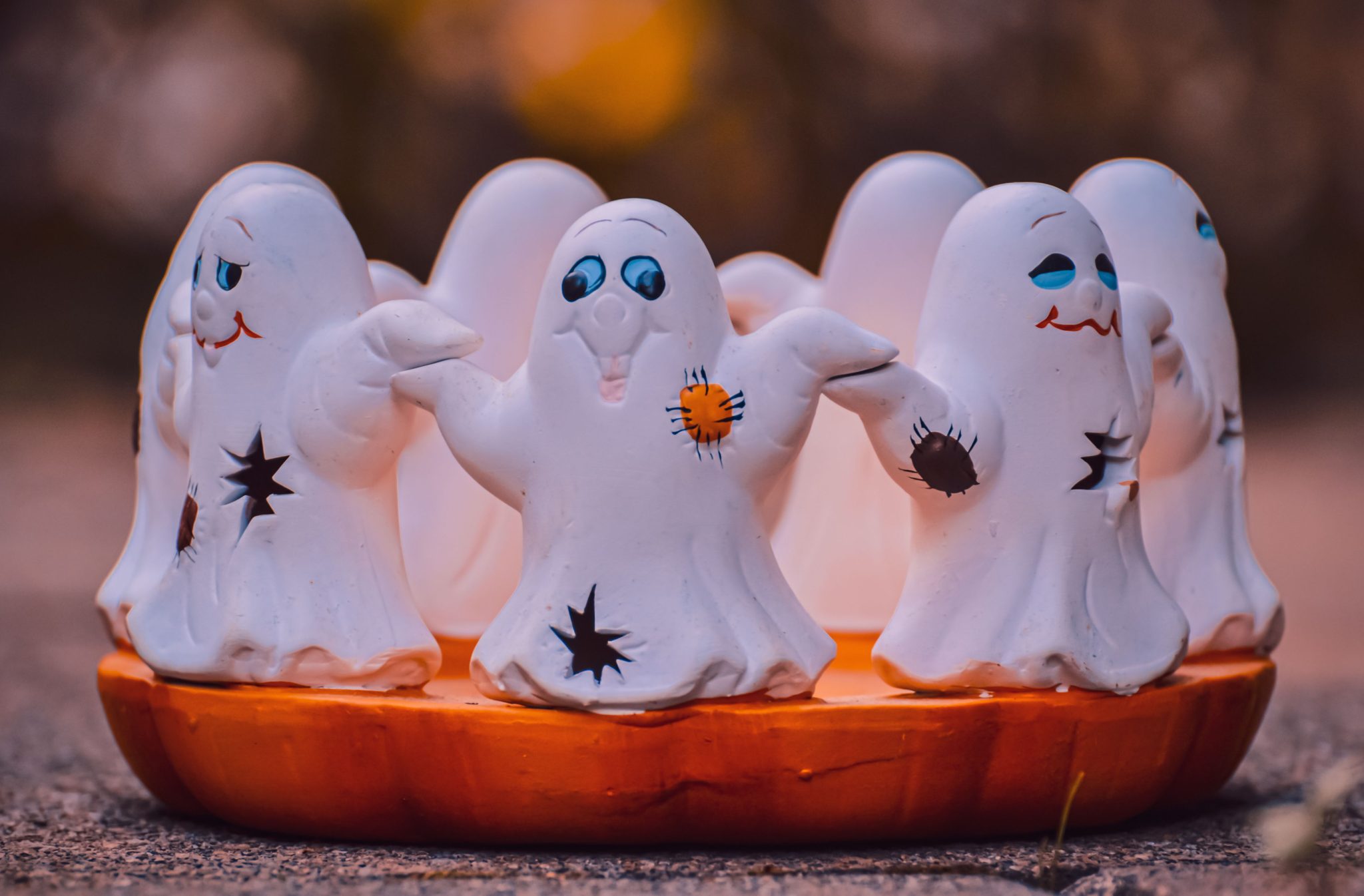 Adorable ceramic ghost figurines in Halloween theme, perfect for festive decoration.