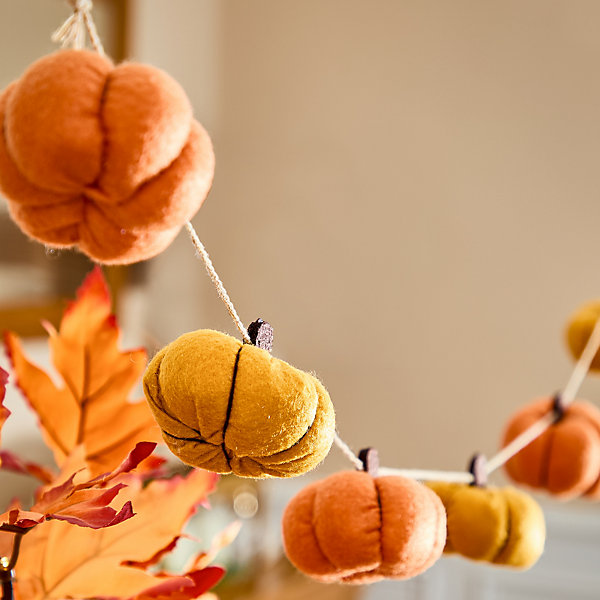 Benross 1.3m Felt Pumpkin Garland Decoration
