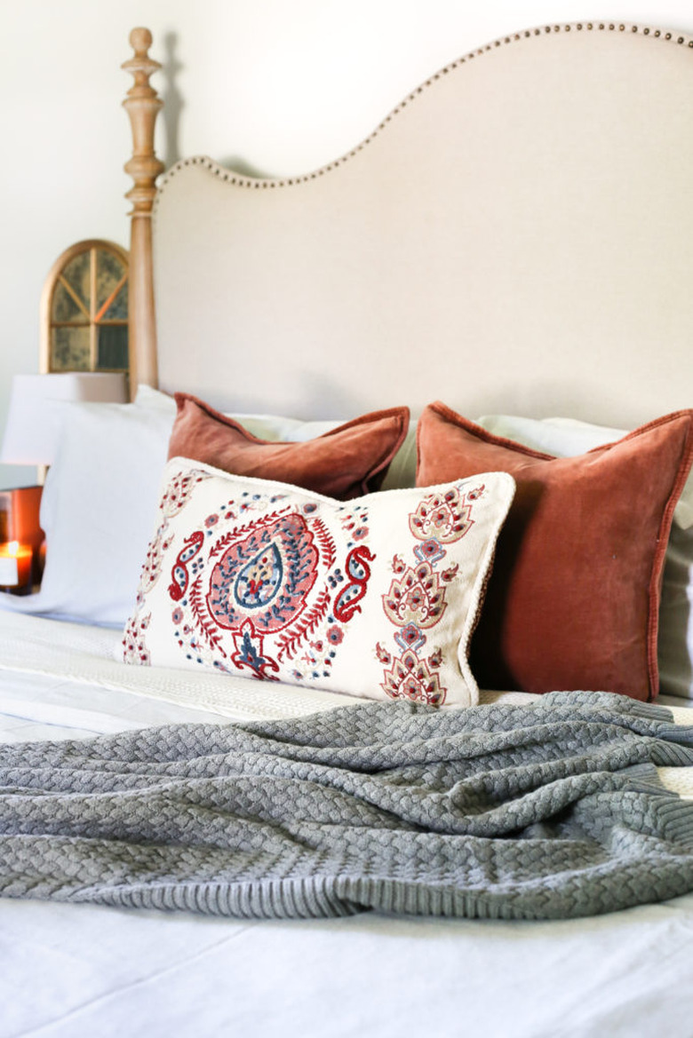 BRB, Just Daydreaming About These 12 Cozy Fall Bedroom Decor Ideas