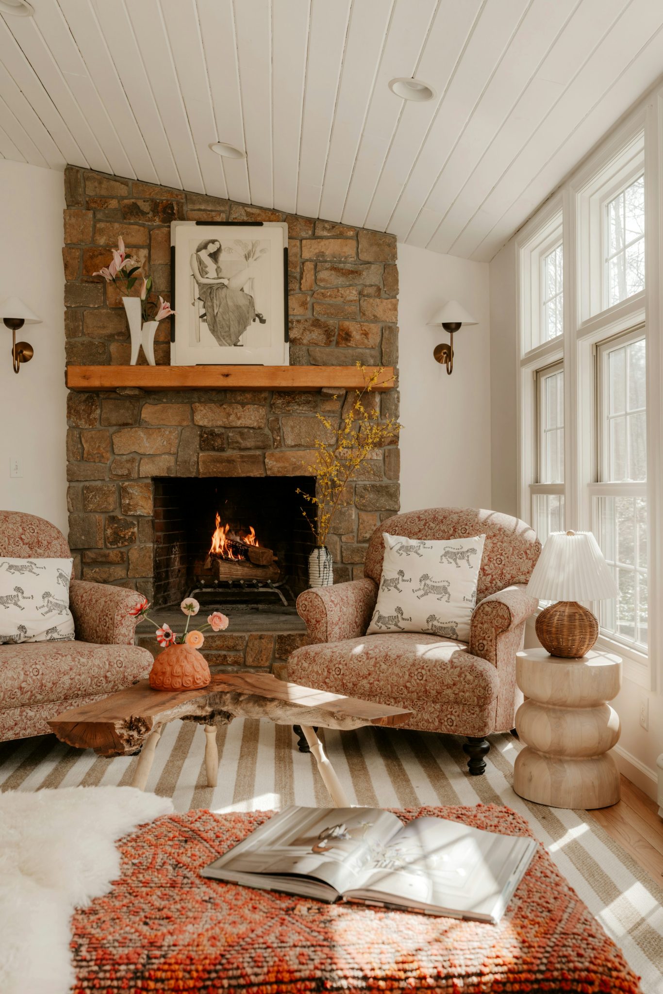 Cozy living room with stone fireplace and comfortable chairs. photo – Free Green Image on Unsplash