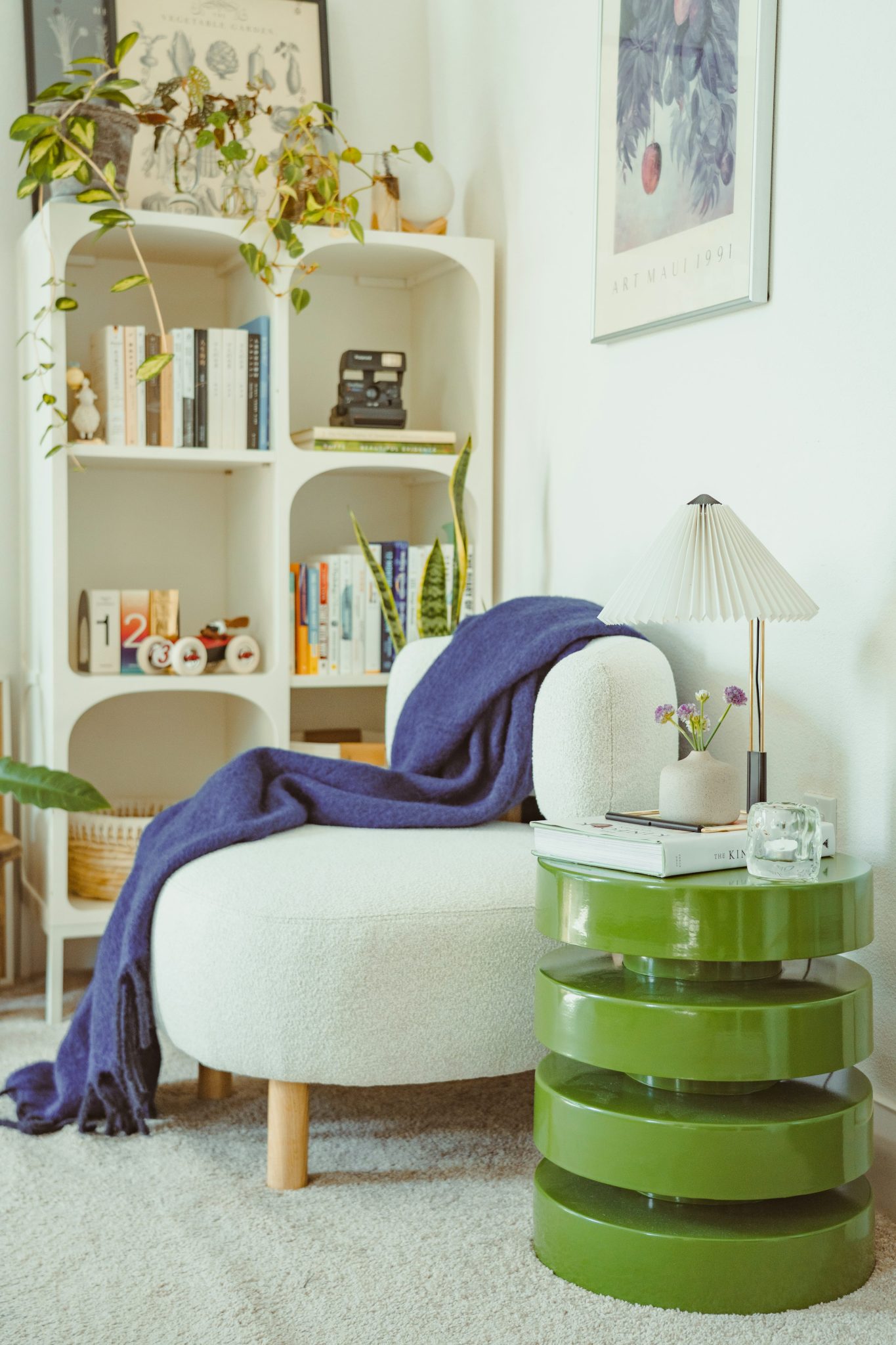 Cozy reading nook with a white chair and green table. photo – Free Blue Image on Unsplash
