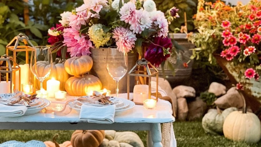 Creating cozy fall vibes with candles - LeCultivateur
