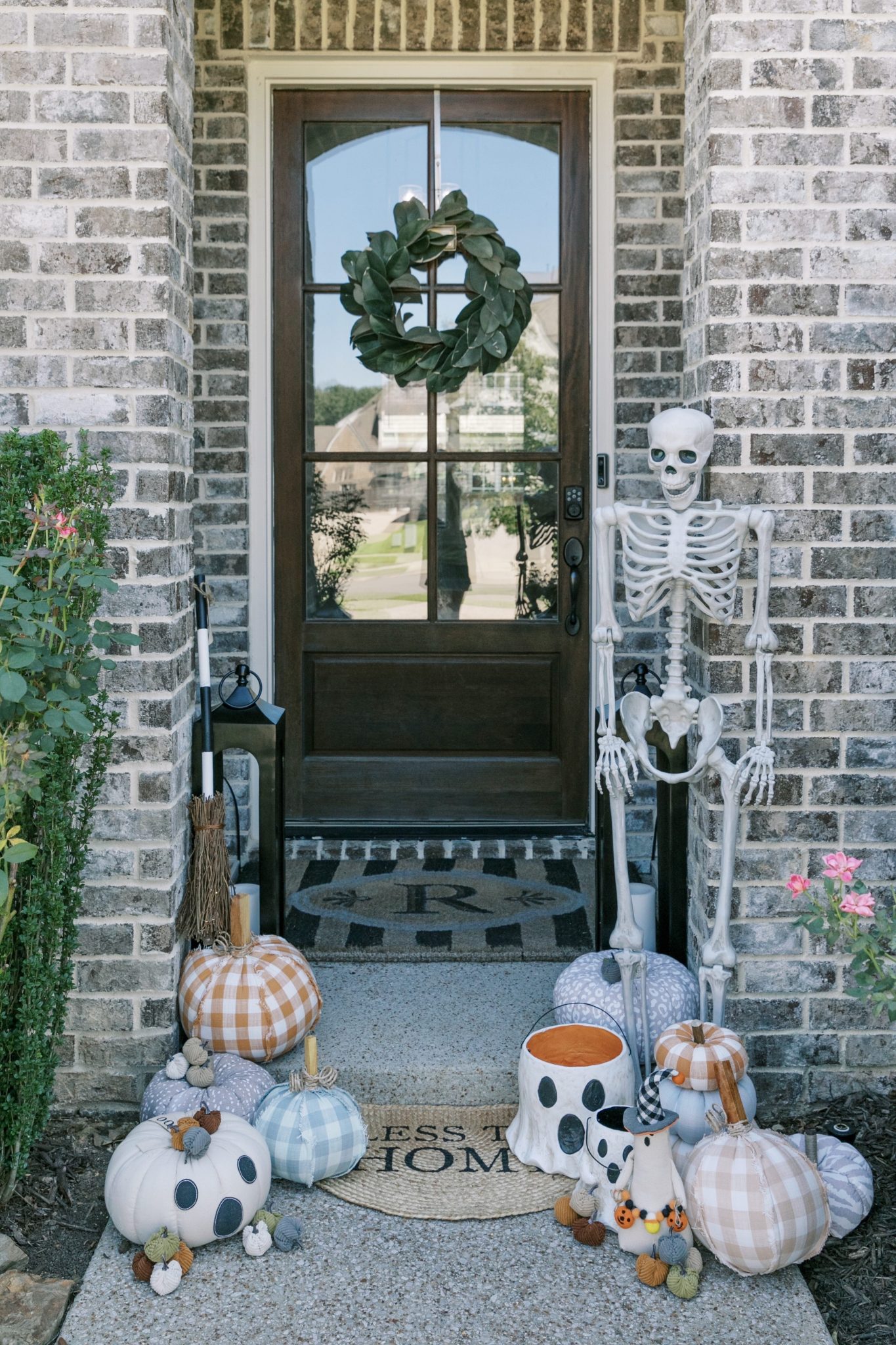 Easy Fall Front Porch Decor Idea for Halloween - Walking in Memphis in High Heels