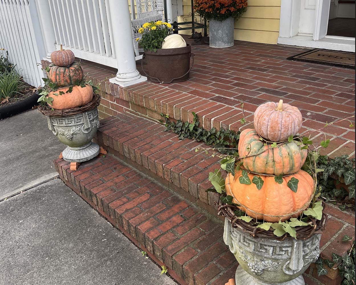 Easy Outdoor Fall Decorating | A Fulfilled Journey