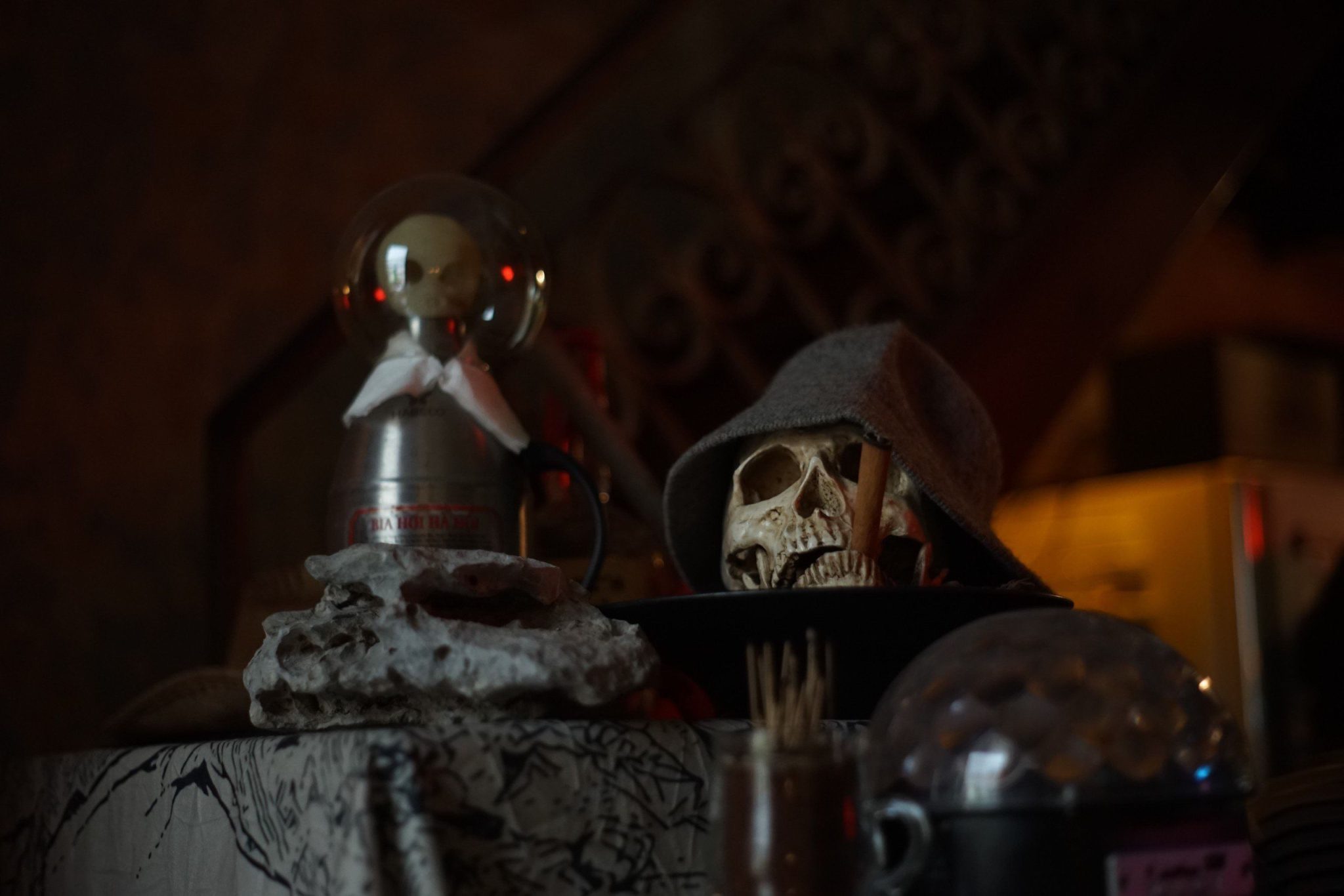 Eerie still life with a skull and decor for a spooky Halloween atmosphere.