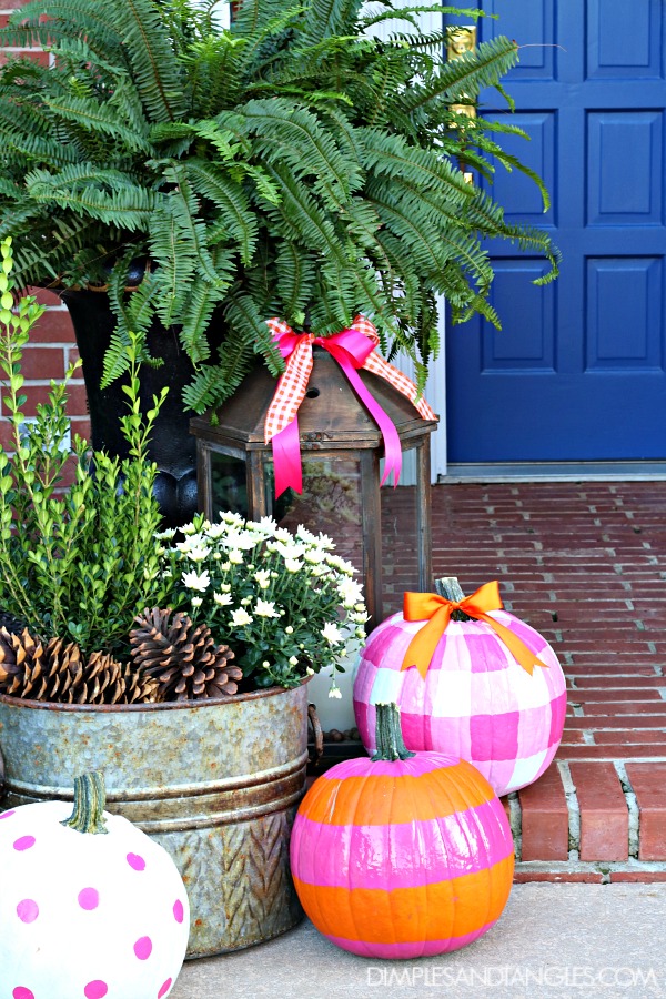 FALL FRONT PORCH DECORATIONS USING HOT PINK AND ORANGE | Dimples and Tangles