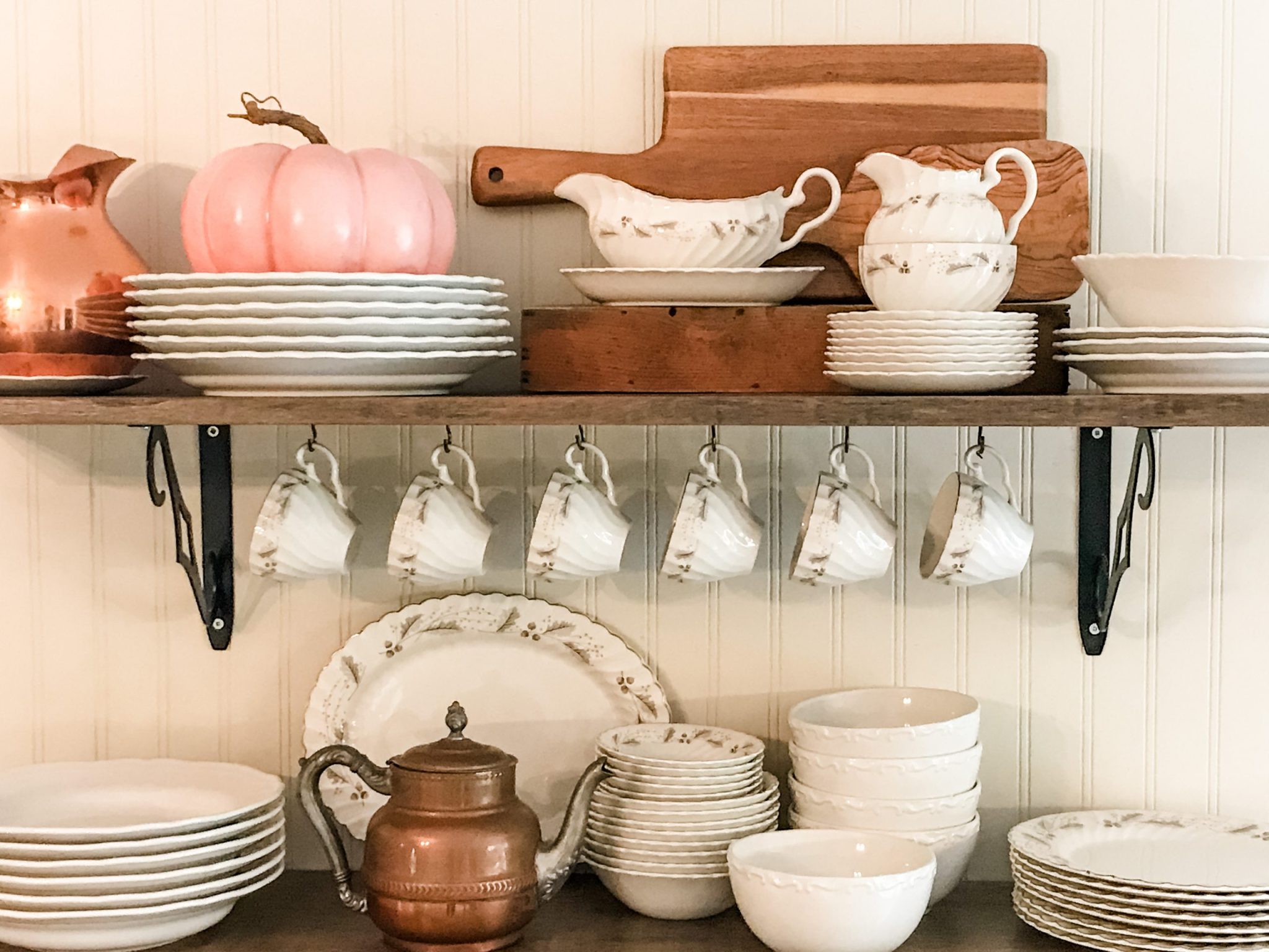 Fall kitchen (with pink touches) – The Hydrangea Farmhouse