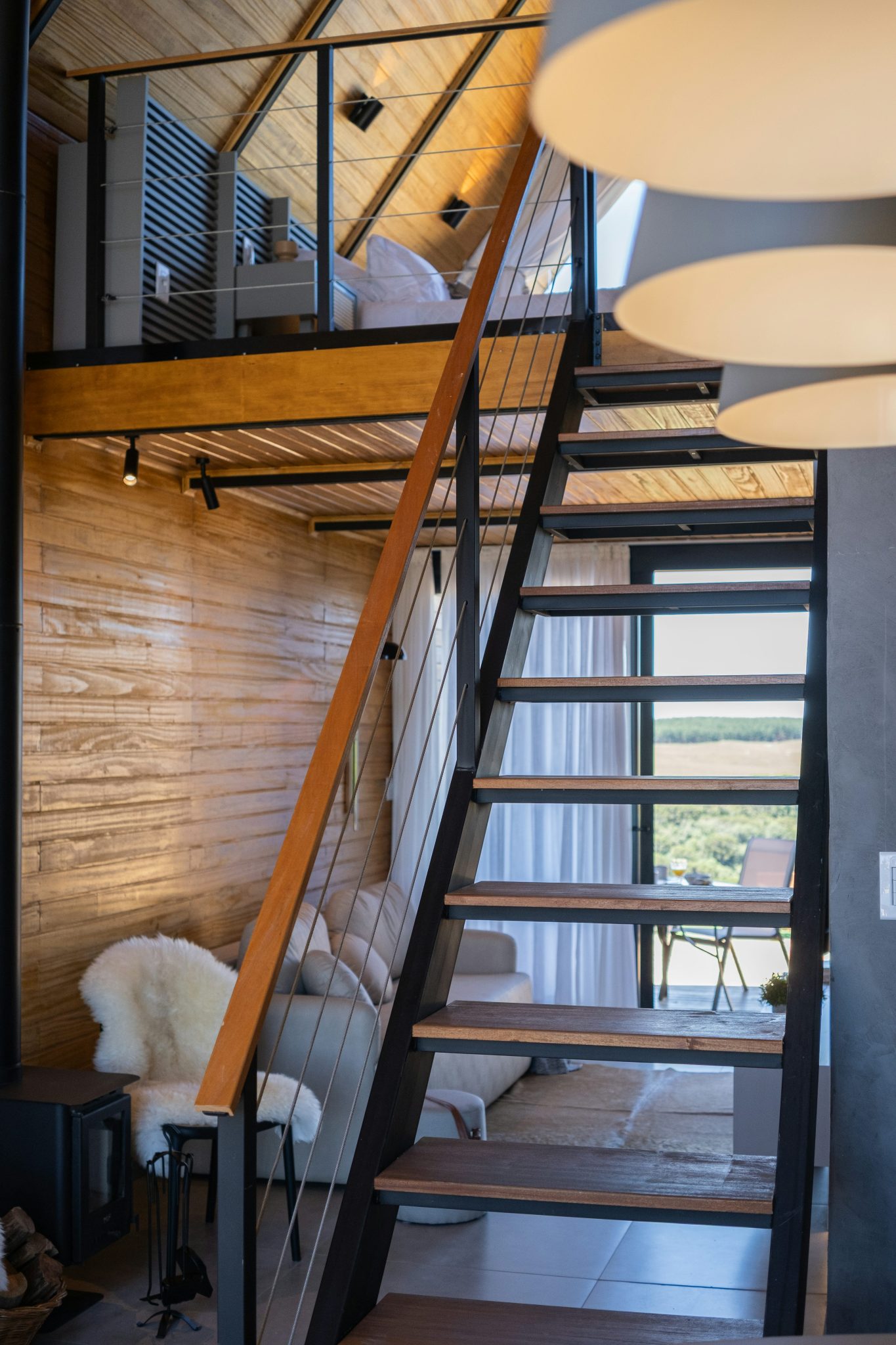 Modern wooden staircase inside a cozy loft apartment photo – Free House Image on Unsplash
