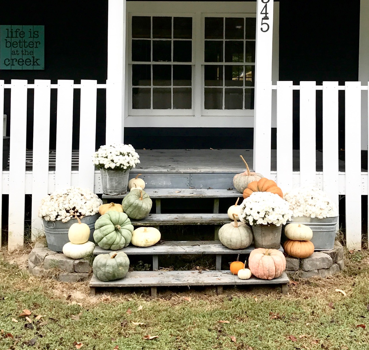 Outdoor fall decor ideas: Pumpkins on the frontporch