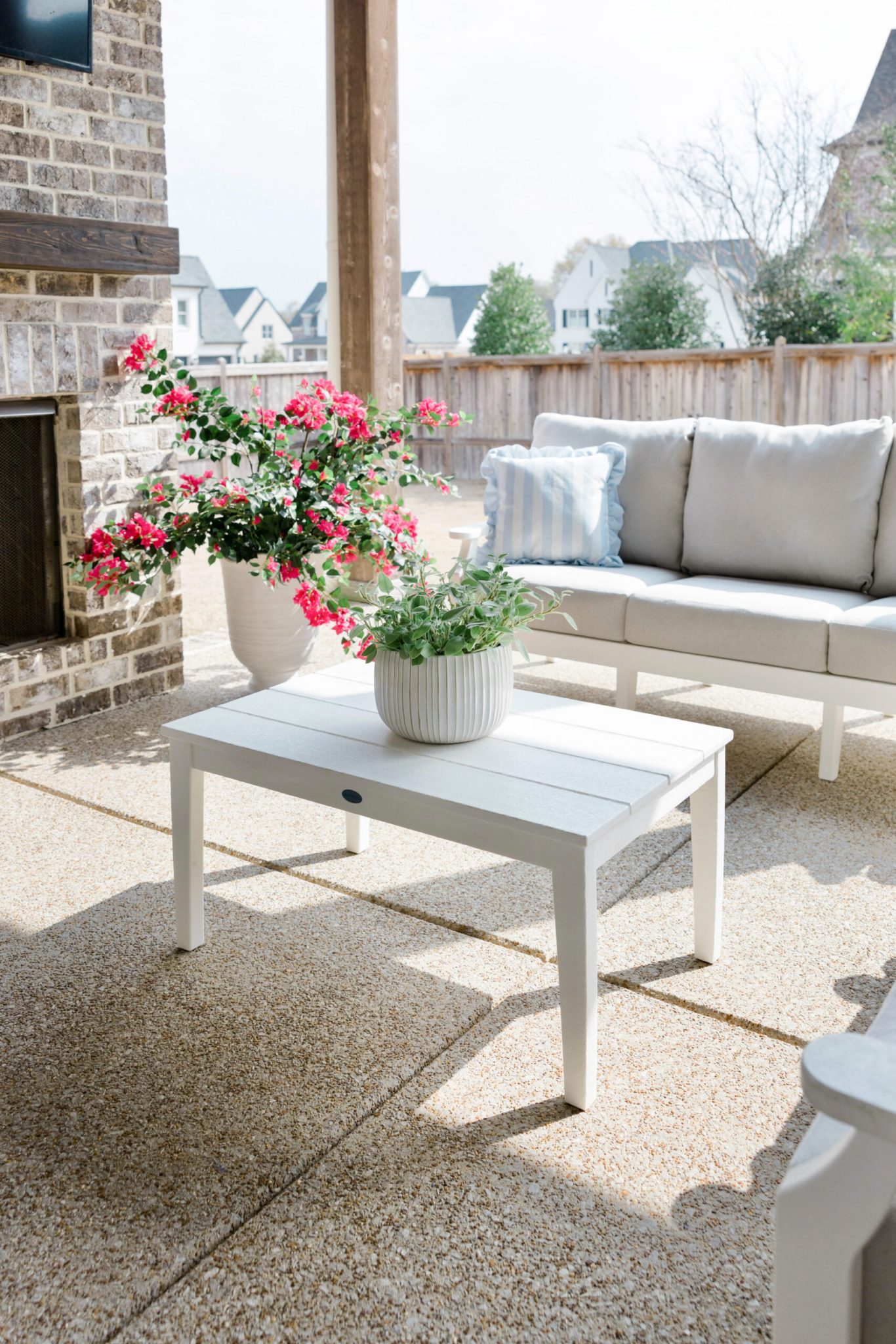 Outdoor Patio Styling Ideas: How to Create a Cozy and Beautiful Outdoor Living Space - Walking in Memphis in High Heels