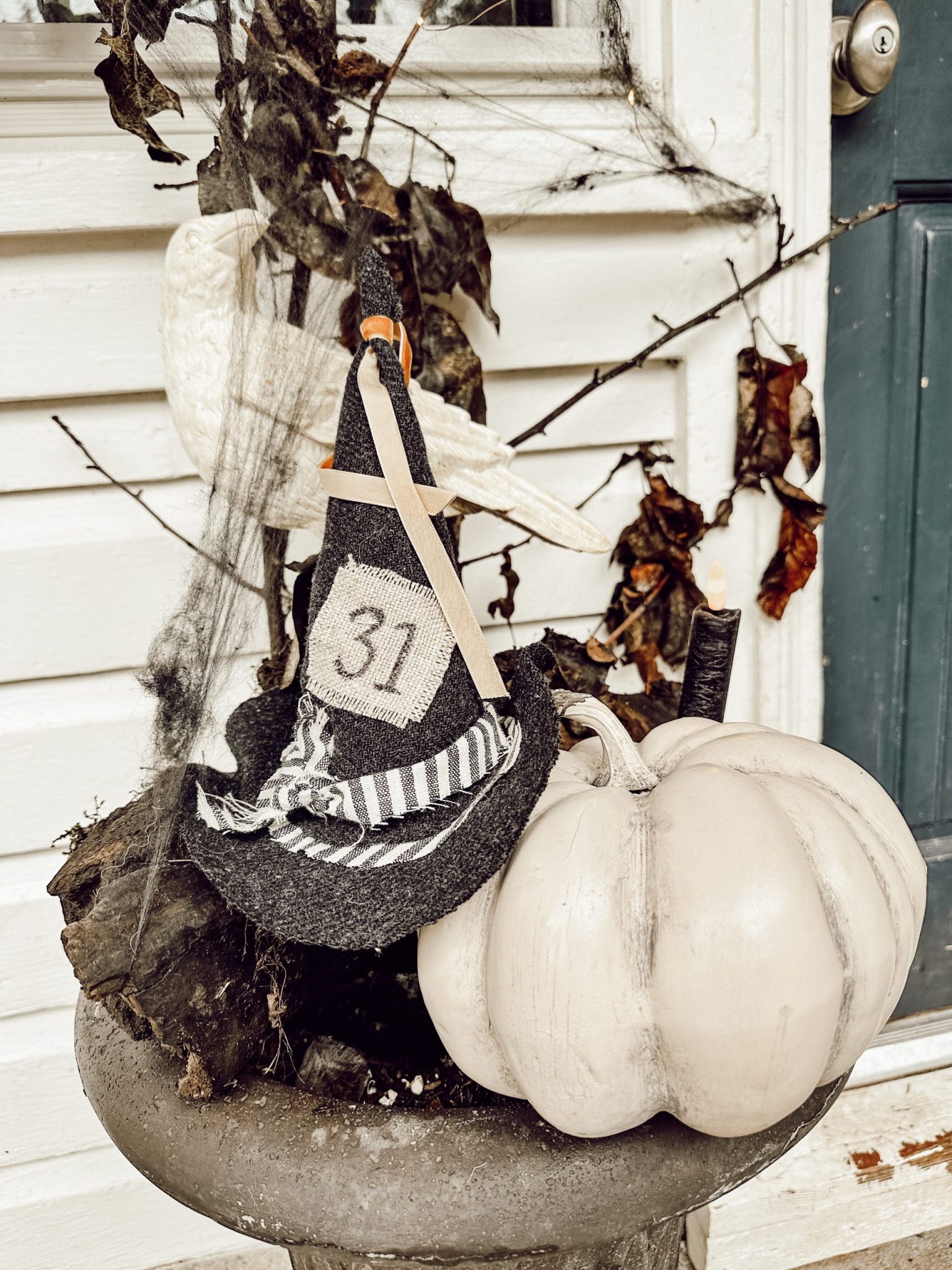 Spooky Halloween Porch – Hallstrom Home