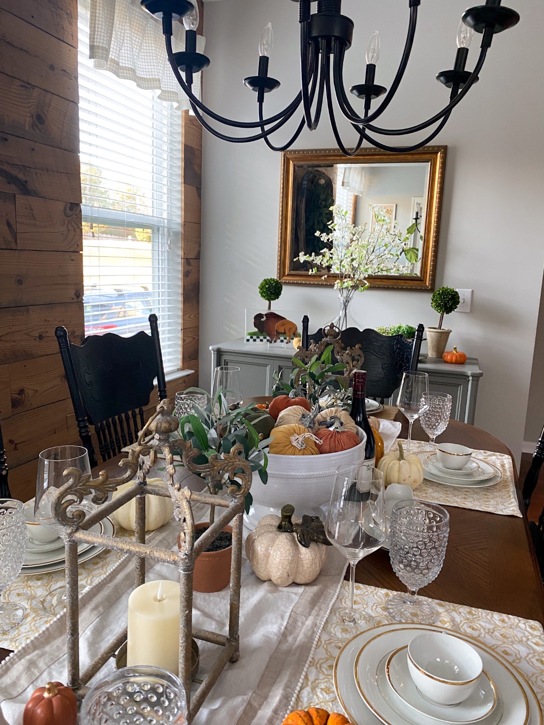 Thanksgiving Tablescape Ideas 2025: A Traditional Setting with a Modern Feel
