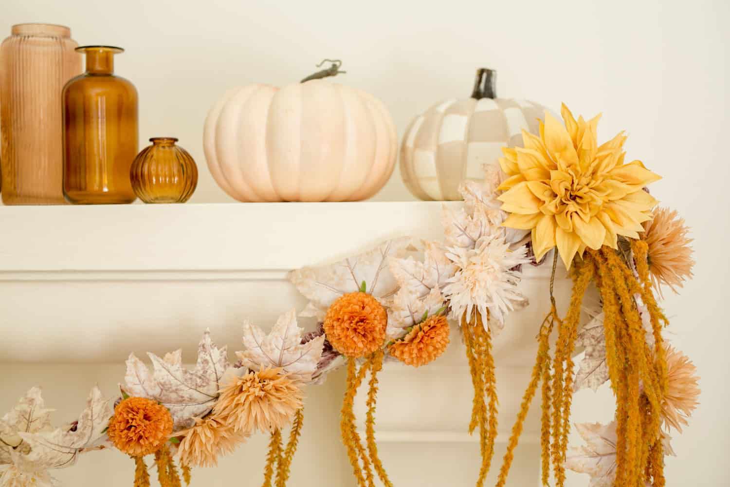 14 Thanksgiving Fireplace Decor Ideas That Instantly Warm Up Your Living Room