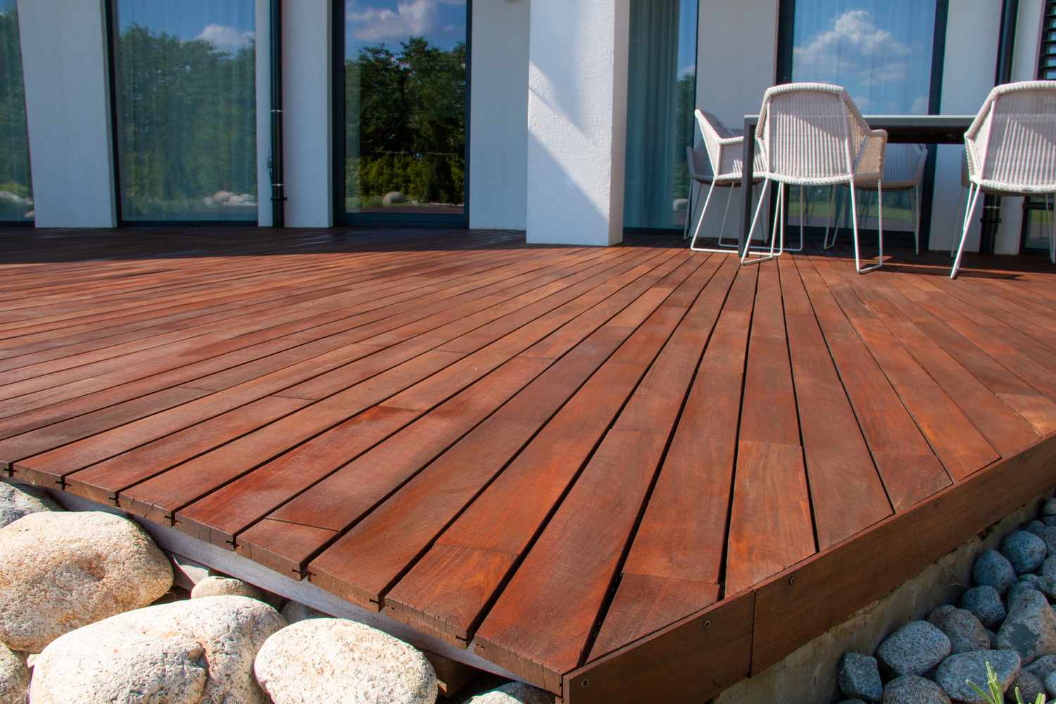 15 Deck Skirting Ideas That Will Smarten Up Your Yard