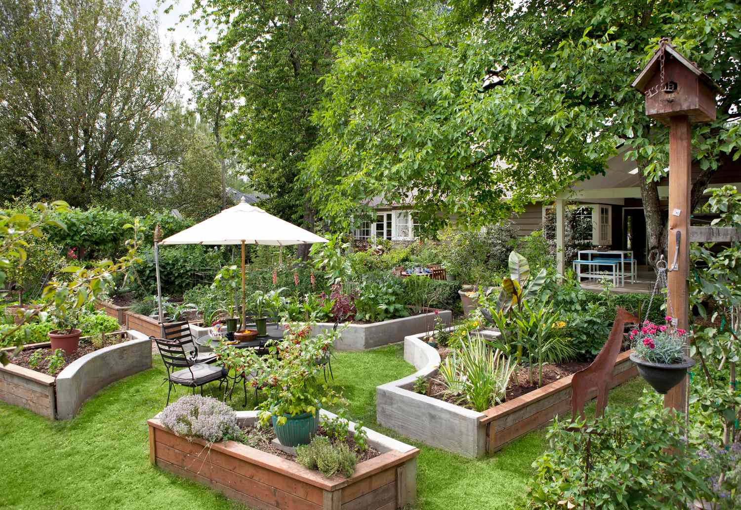 25 Raised Garden Bed Ideas for Growing Veggies and Flowers
