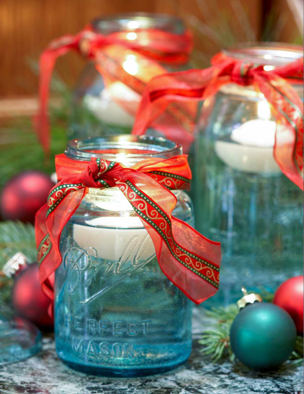 27 Christmas Mason Jar Crafts You Can Make Today