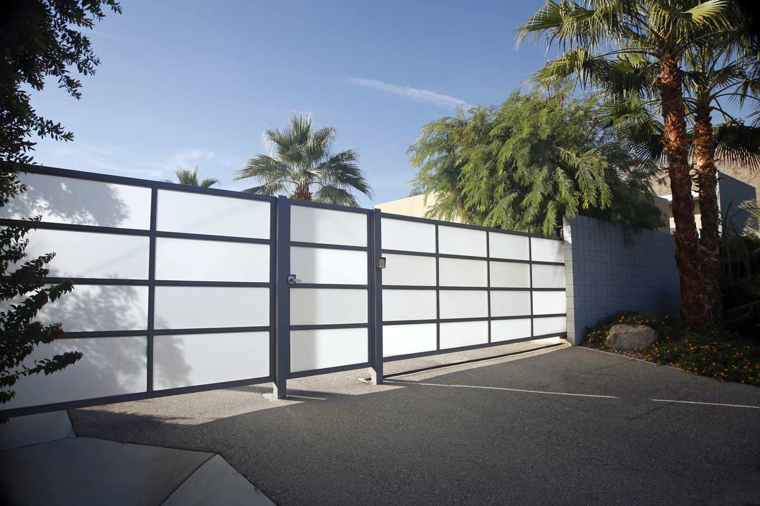35 Driveway Gate Ideas to Suit Every House Style