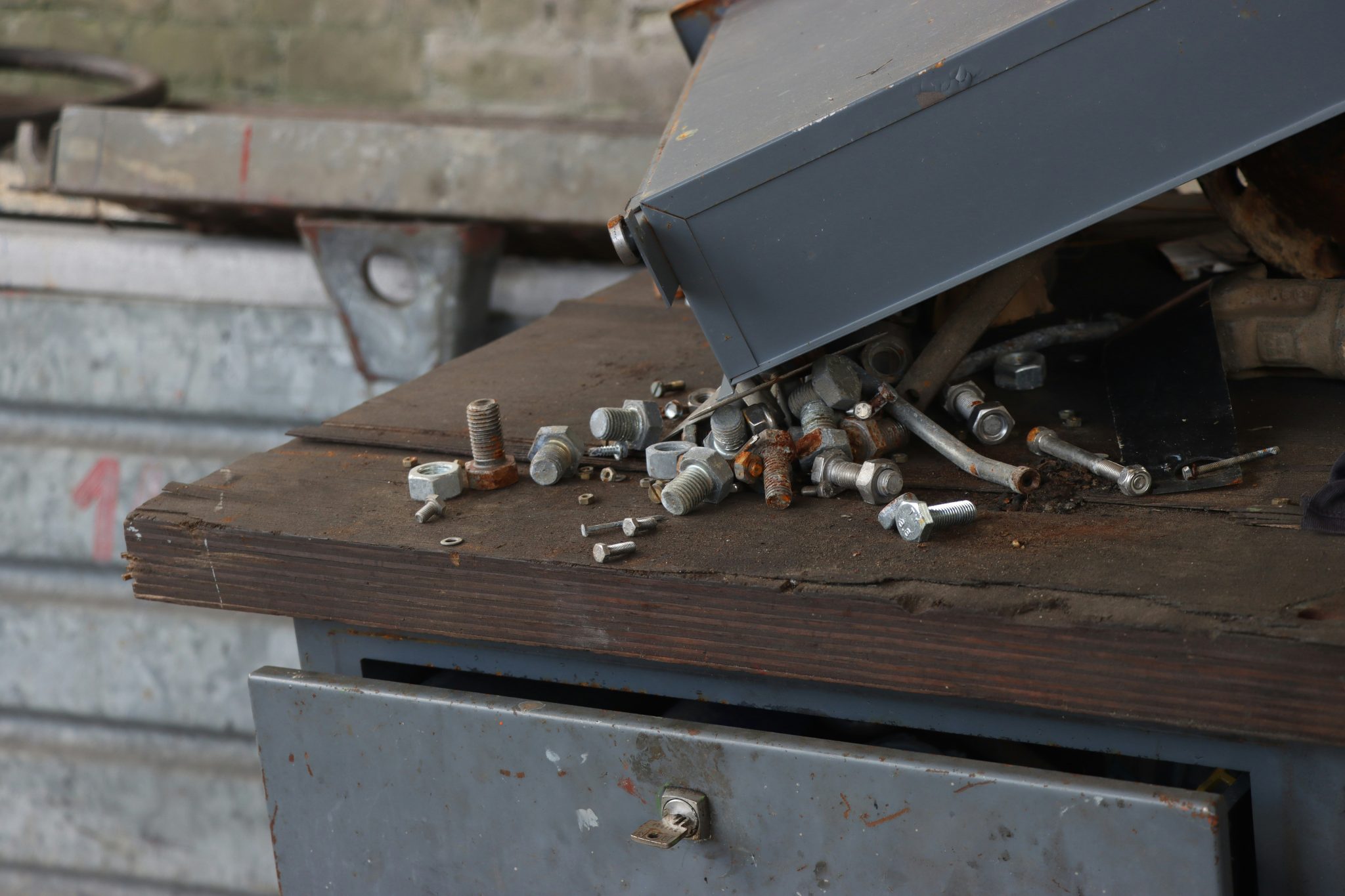 a bunch of screws that are on top of a table