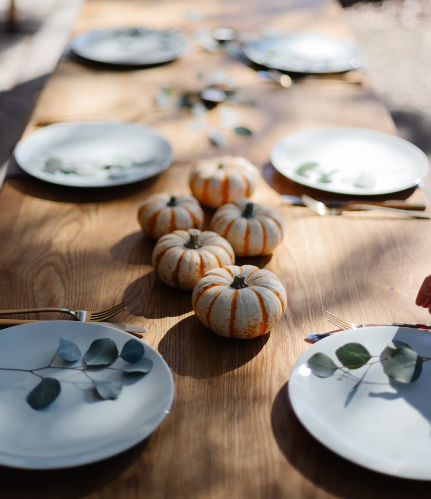 A Simple Thanksgiving Tablescape & Menu