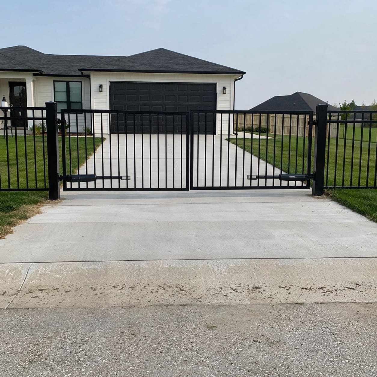 Automatic vs Manual Driveway Gates: Which Is Right for Your Home?