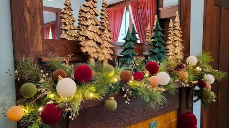 DIY Traditional Holiday Garland for the Mantel | HGTV