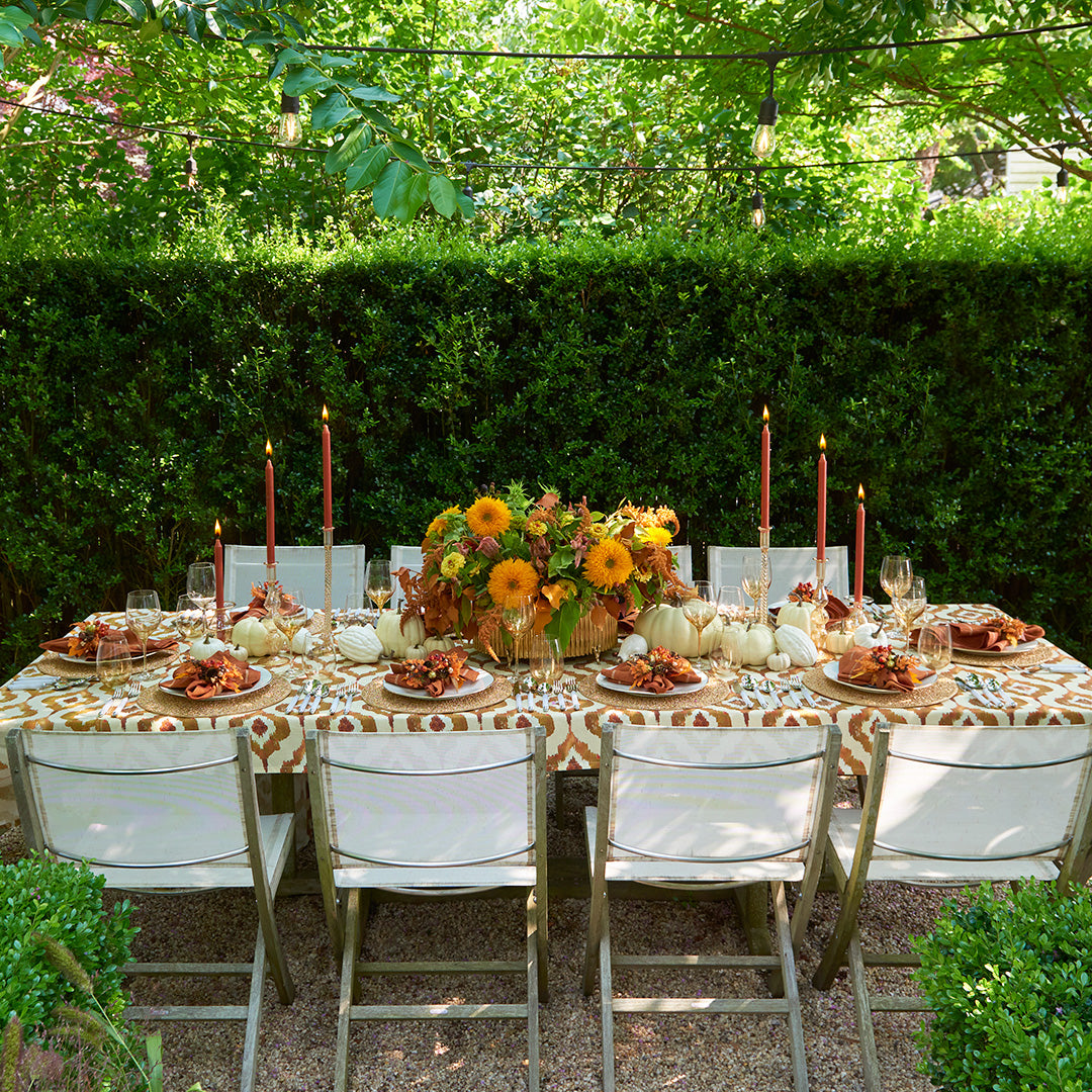 Friendsgiving Decorations: Ideas For Luxe & Laid-Back Parties