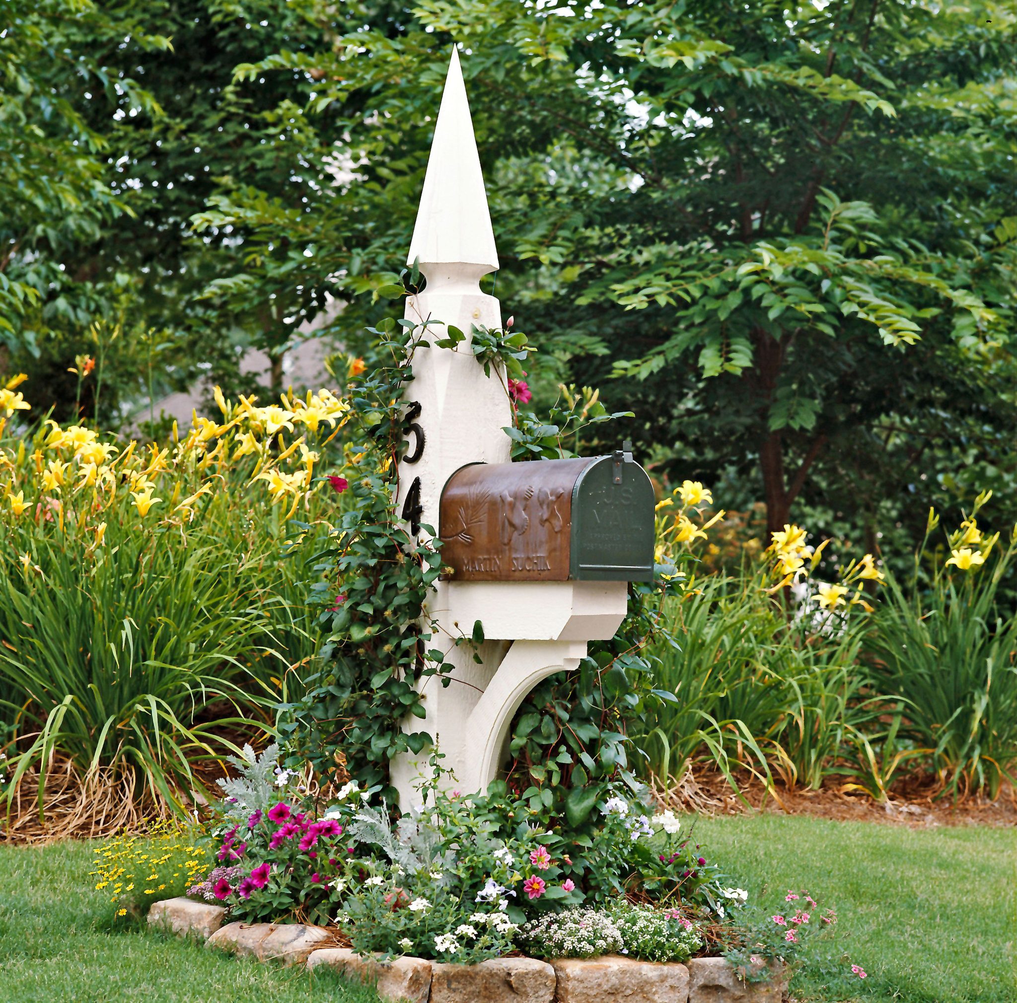 Front Yard Mailbox Garden Ideas That Will Make You Smile
