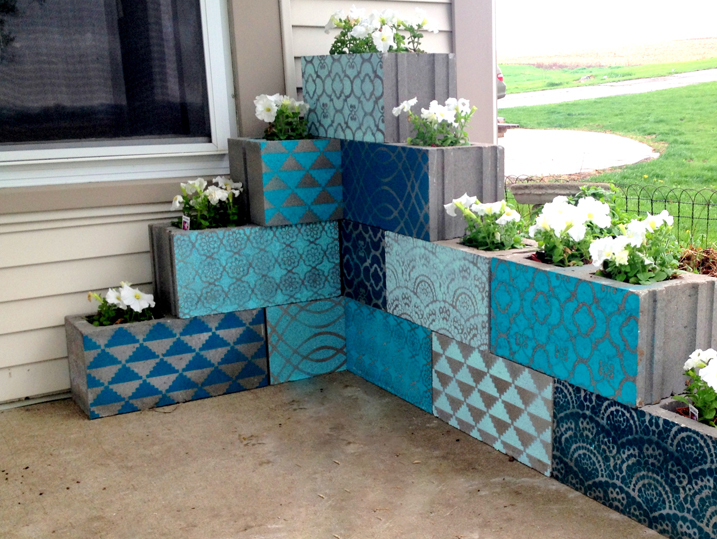 How to DIY: 12 Creative Garden Uses for Cinder Blocks - homeyou