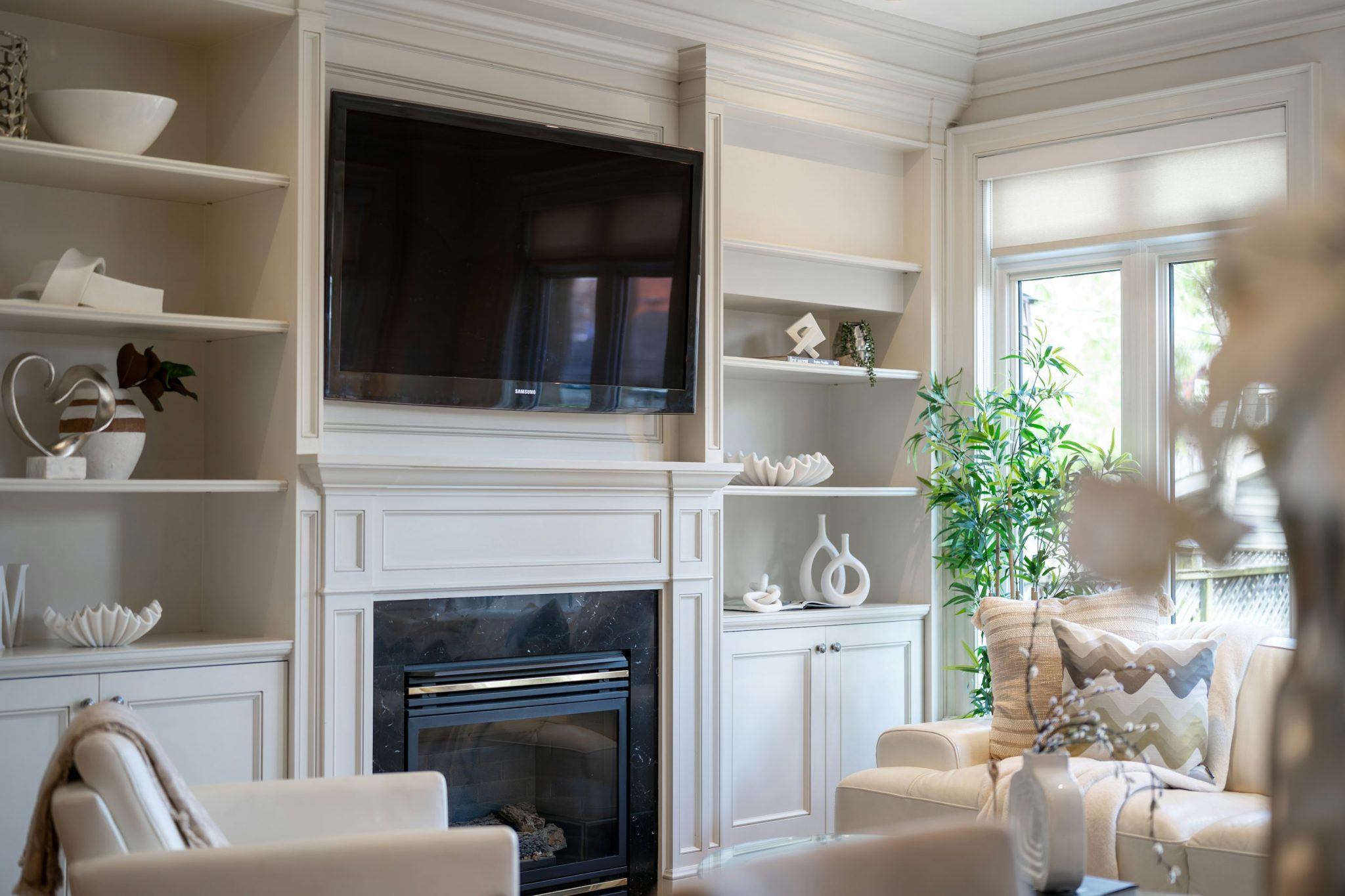 Living room with fireplace and built-in shelves - Free Photo on Unsplash