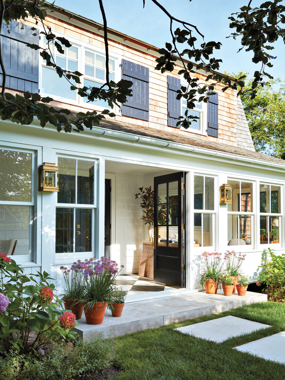 Midcentury Meets Cottagecore In This Cheery Hamptons Farmhouse | LUXE Interiors + Design